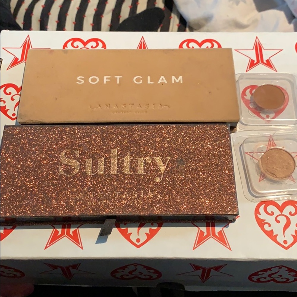 Anastasia Beverly Hills eyeshadow bundle!